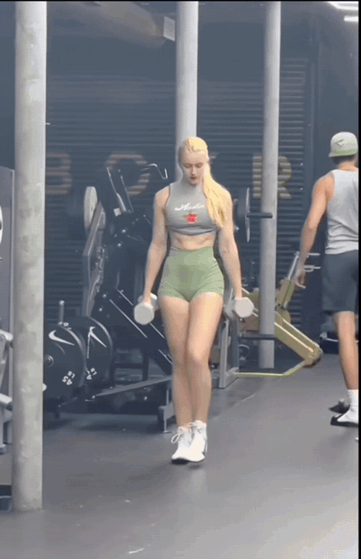 美貌只是入场券，身材才是硬通货。不想做娇滴滴的公主，只想做生活里的“金刚芭比”。