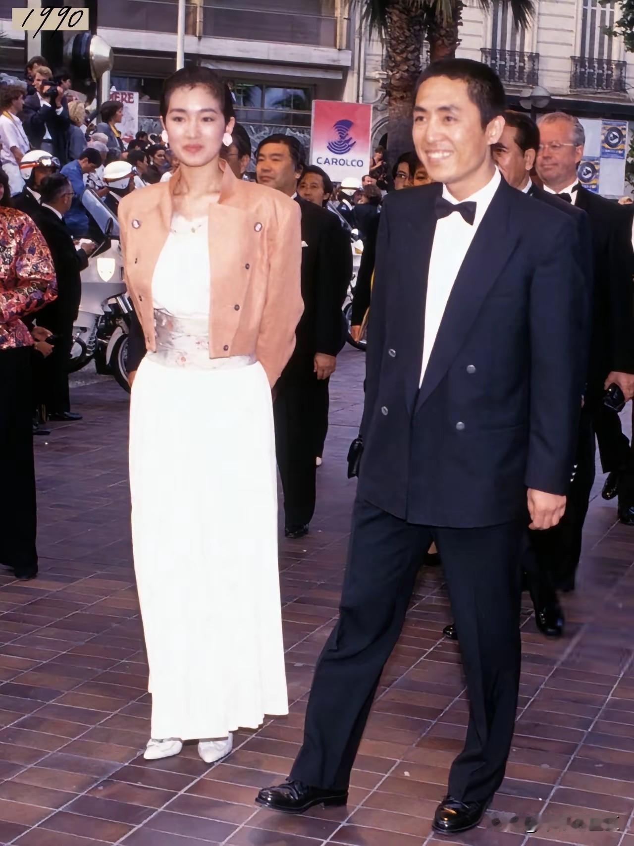 巩俐和不同的人牵手走过戛纳红毯。
1990年和张艺谋走在戛纳红毯上，那时候戛纳还
