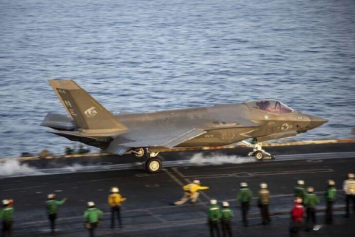 网上说 F35 也跟着航母一样开始生锈。
不知道这个图可信度怎么样？
不是，之前