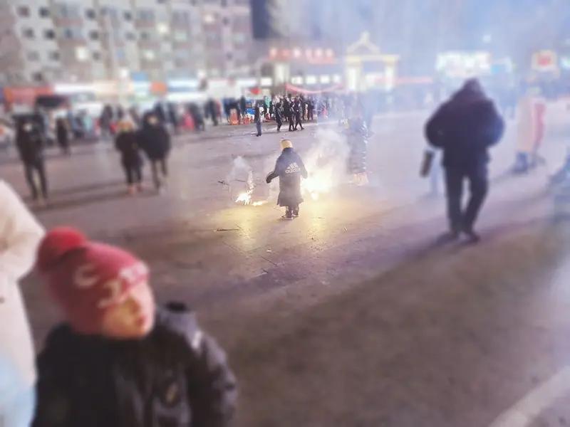 近日，辽宁大连站北派出所民警巡逻时，接到游客求助，称一名3岁幼童在景区走失。民警