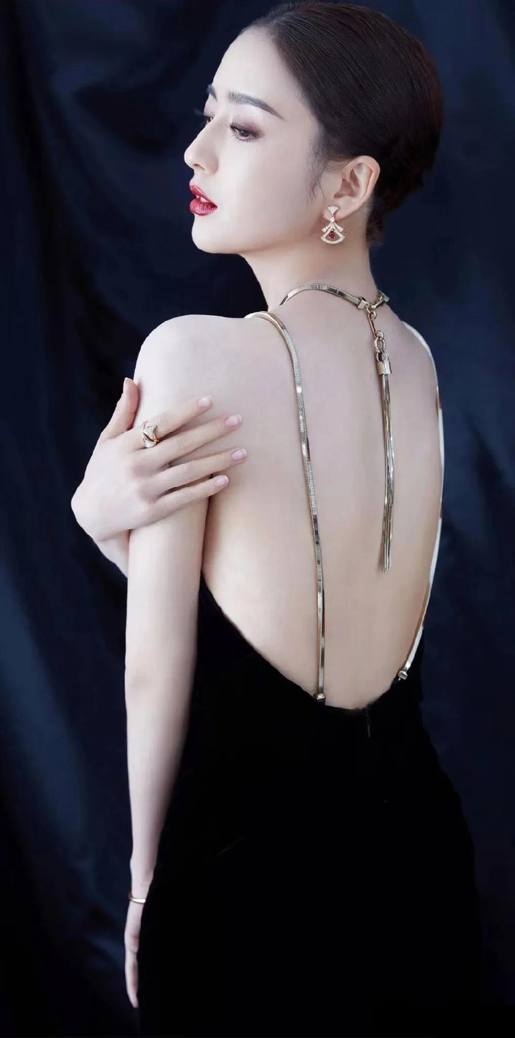 佟丽娅优雅转身，黑色长裙尽显女神风范。