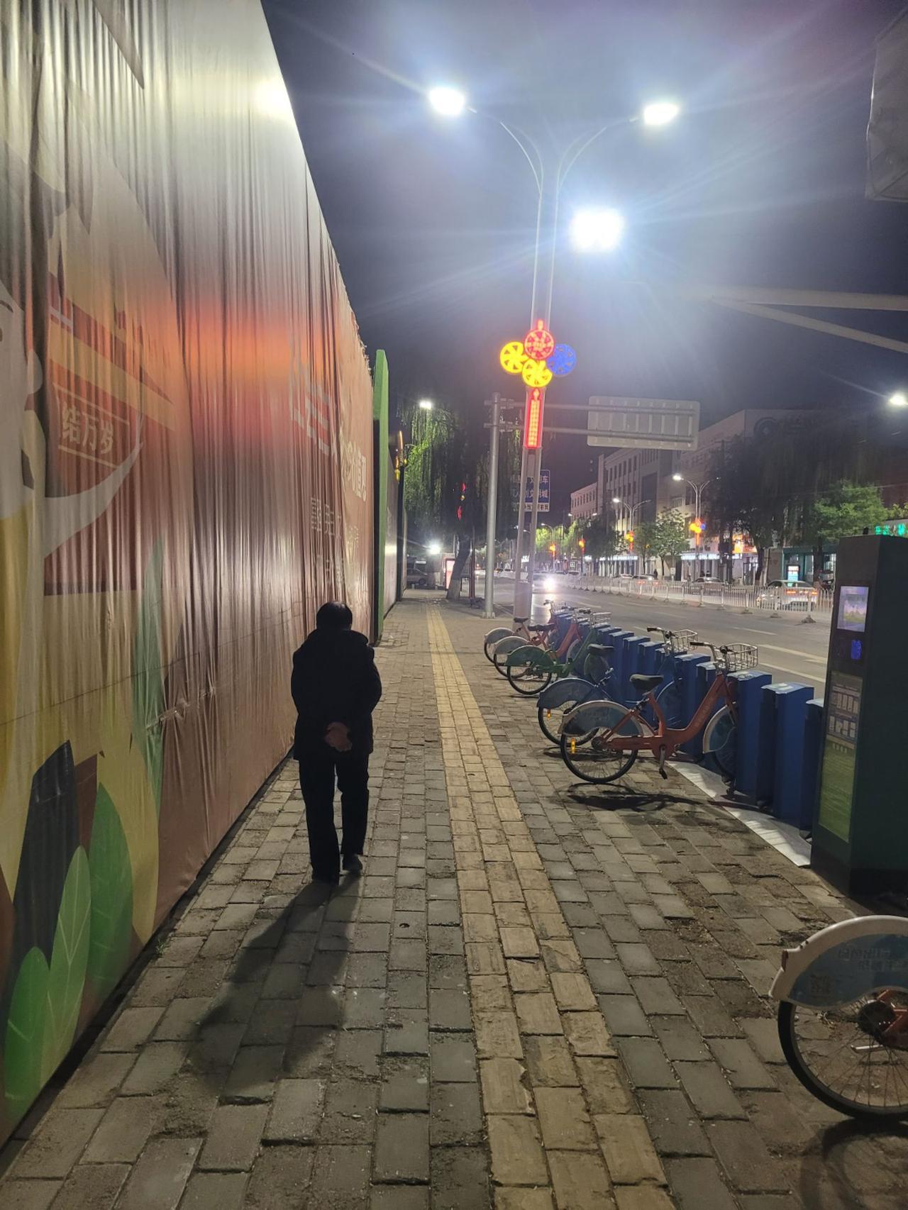 为了不帮我带孩子，婆婆16年不来我家，如今不得不认老。

我家婆婆现在72岁，不