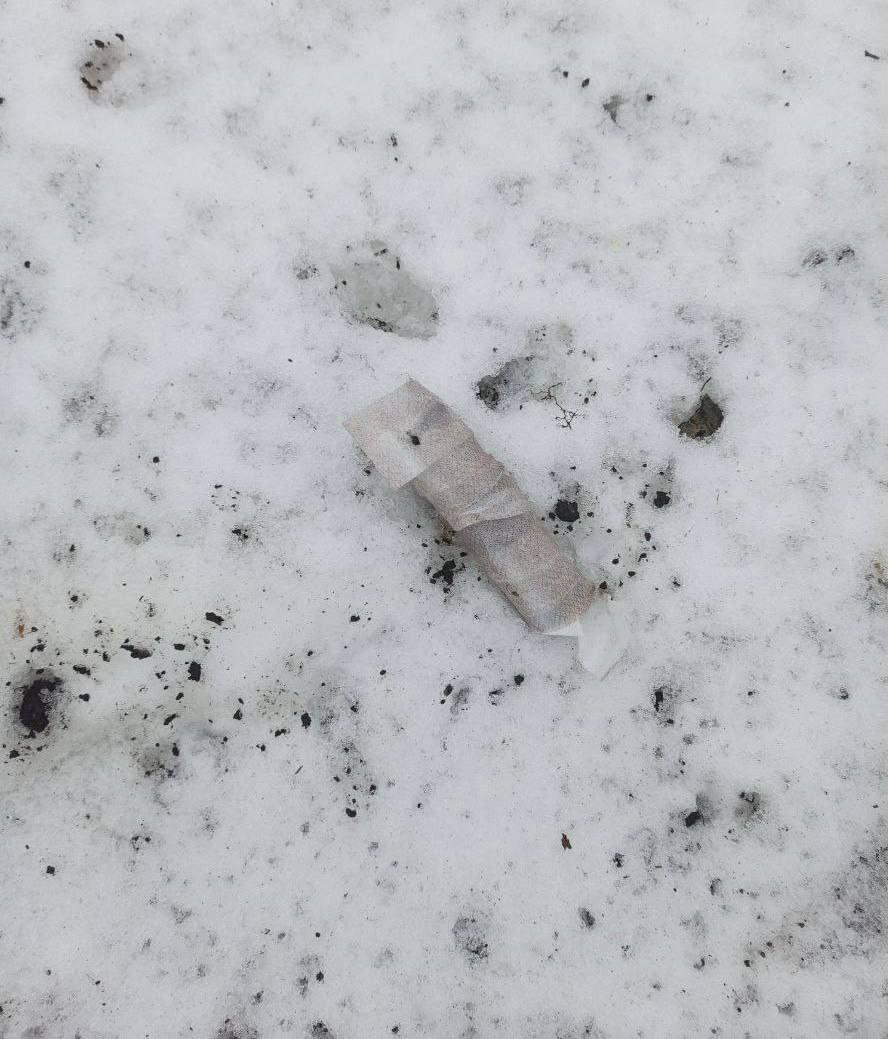 俄罗斯前线部队发现乌克兰“巴巴雅加”无人机正在泥泞的积雪道路上投放伪装地雷，这些