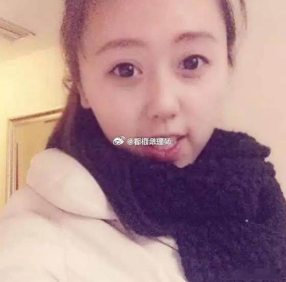 姑娘眼睛圆大，眉毛修长，樱桃小嘴，如雪牙齿，白色的外套穿在娇小玲珑的身上尤如一个