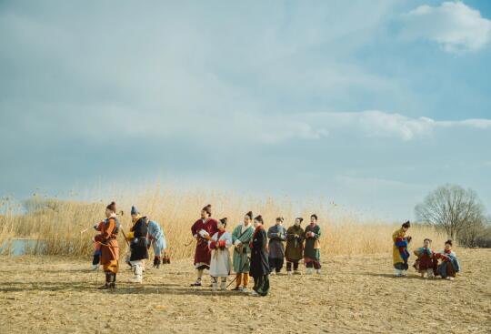 快看！对岸有群人在唱歌击筑…