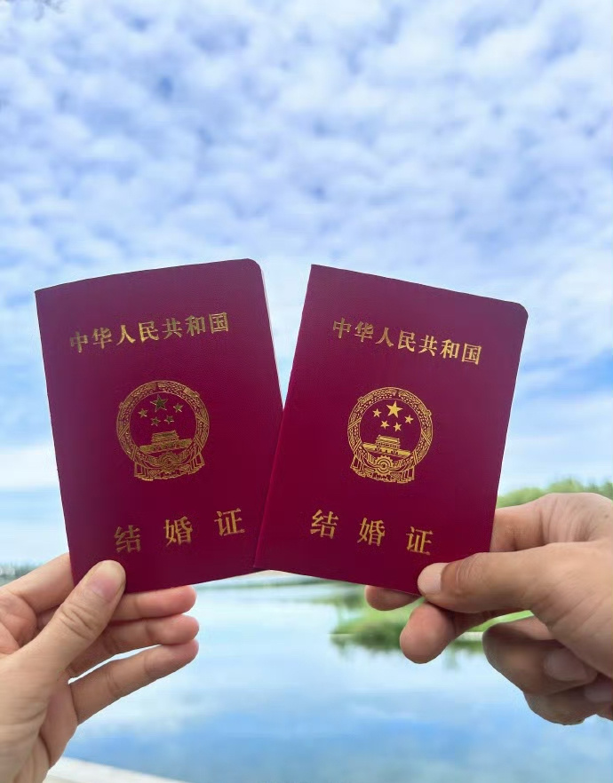 我天呢，吴谨言和洪尧突然就结婚了，我记得他在《延禧攻略》里是个小反派（魏璎珞的姐