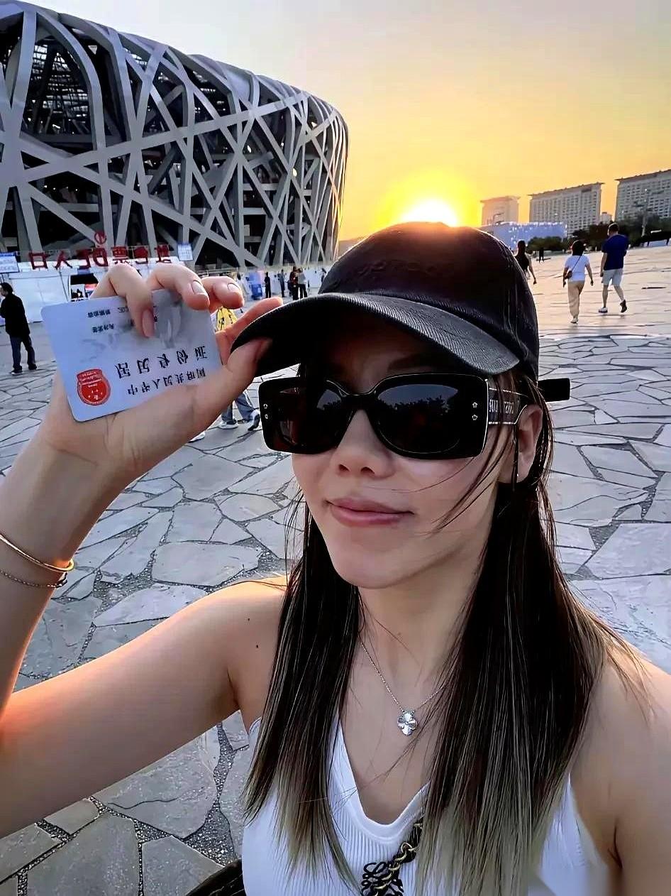 国乒休赛期，陈幸同的身影出现在了鸟巢，谢霆锋的演唱会现场。
她染了新发色，拉直了