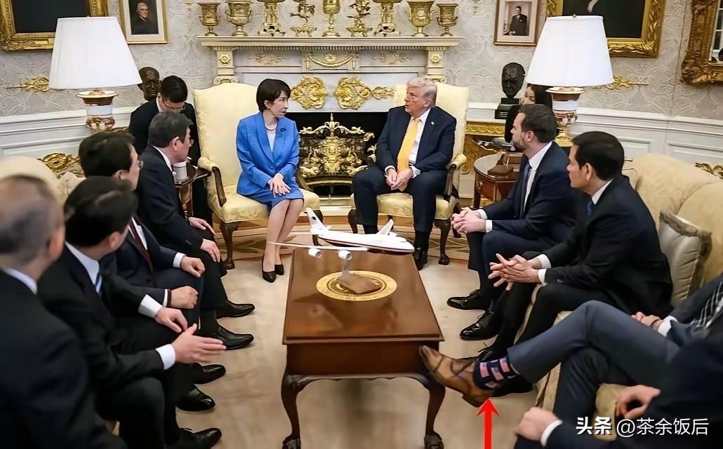 特朗普在白宫会见高市早苗，让赫格塞斯这只脚抢了风头！

赫格塞斯这只脚，是现场最