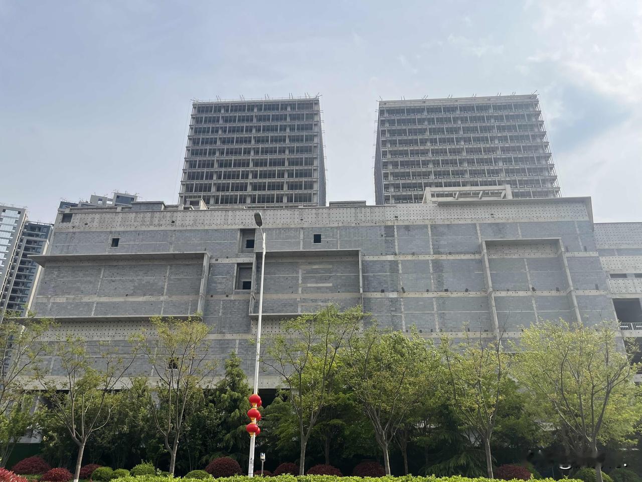 没有对比，就没有伤害。

崂山松岭路两侧，开发较早的崂山首府（佳源华府），反而成