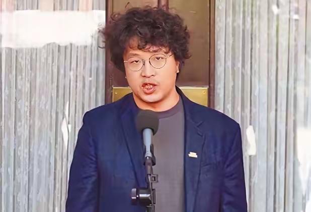 台湾企业金峰卤肉饭在上海开设首店赚钱，结果被广大网民举报挺独。公开支持正在参选台