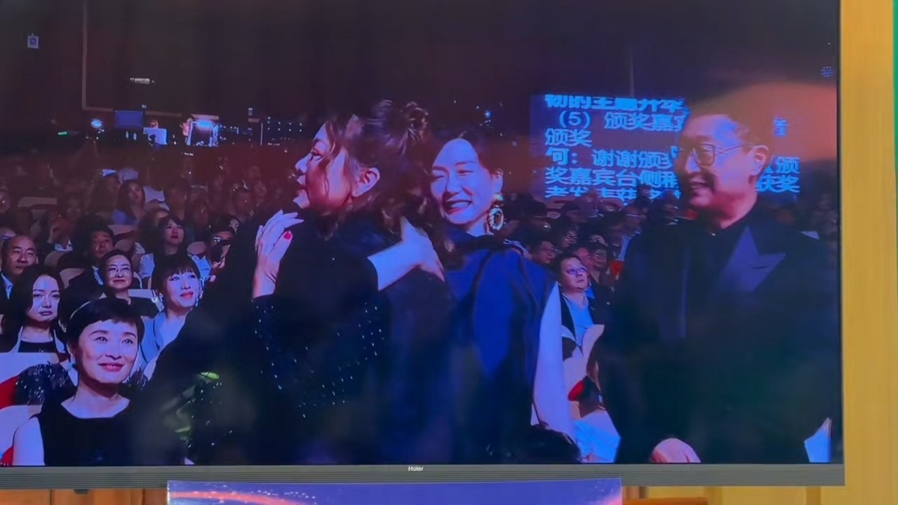 第31届白玉兰奖获奖名单:《生万物》获最佳改编编剧，杨幂和最佳编剧拥抱，俺们生万
