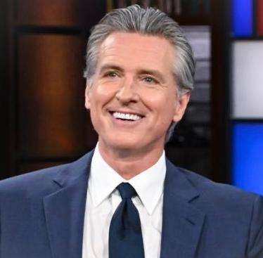 加州州长纽森今天发文说：“美国人正在为唐纳德·特朗普的腐败付出代价。他利用关税为