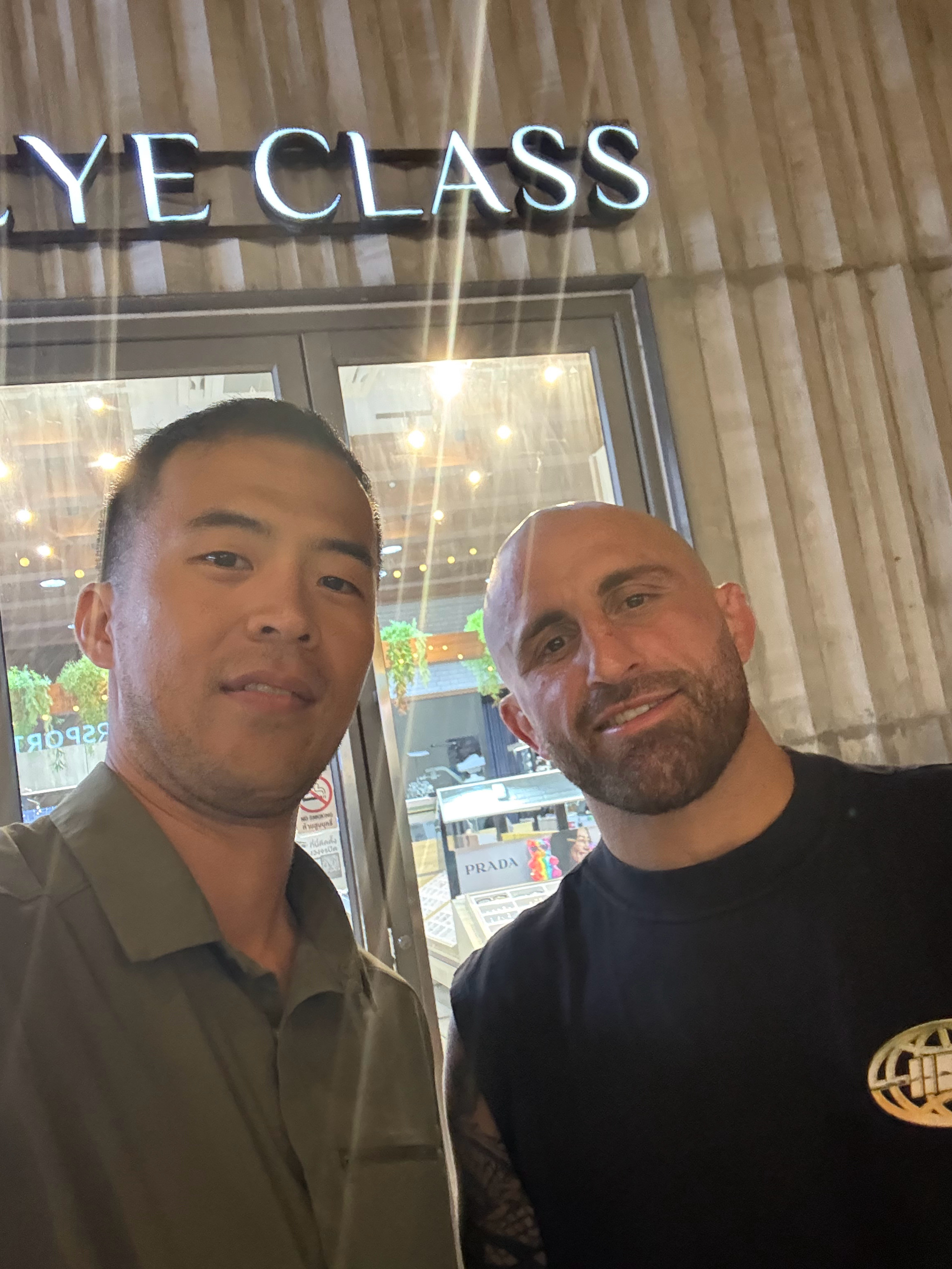 超市门口偶遇大帝。UFC 泰国·Phuket Island
