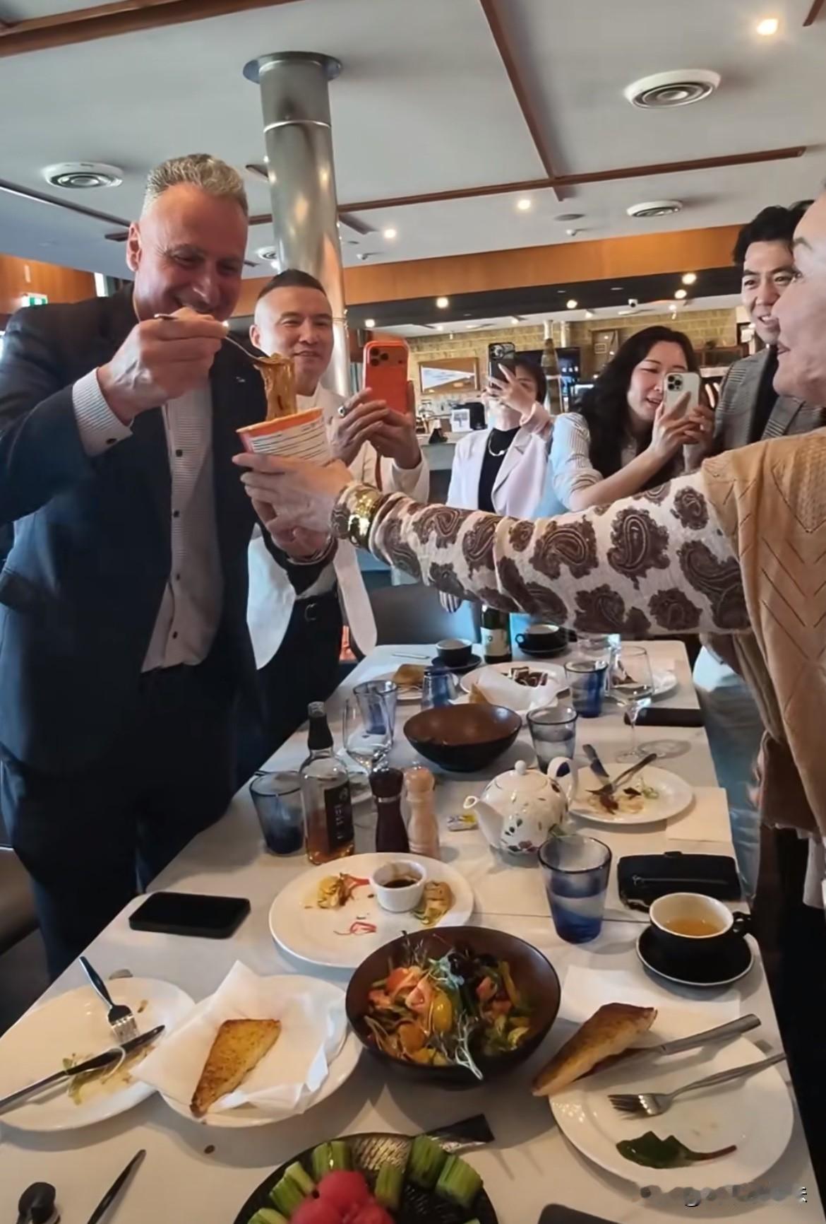 兰姐真是为国争光，也为企业争光啊！
外宾不仅喜欢酸辣粉，去到麻六记吃饭居然看到外