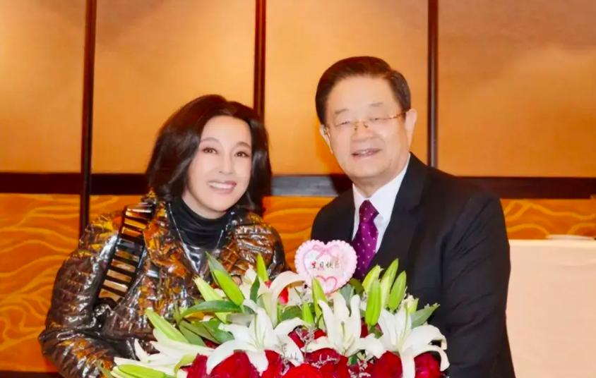 刘晓庆不受世俗的空洞的道德约束，活出了自我。永远不会抑郁，活的洒脱自然。
 
做