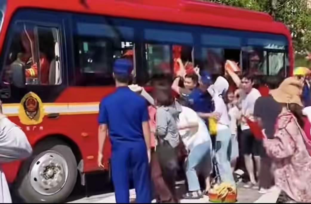 洪水无情，人间有爱；山河无恙，因你奔赴。致敬最可爱的人[点亮平安灯][ok]