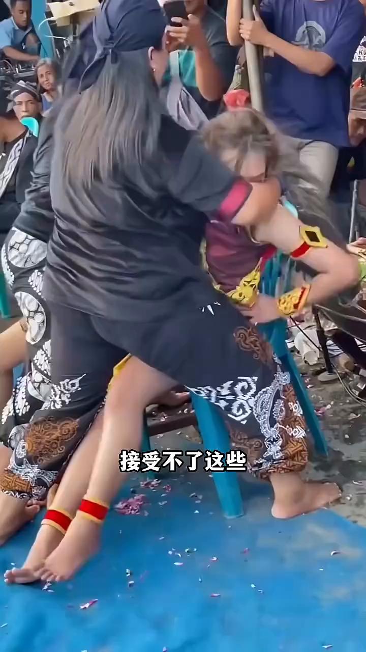 接受不了这些，千万不要出国旅游。
·到了泰国才知道，这里有十几种性别，同性恋也可