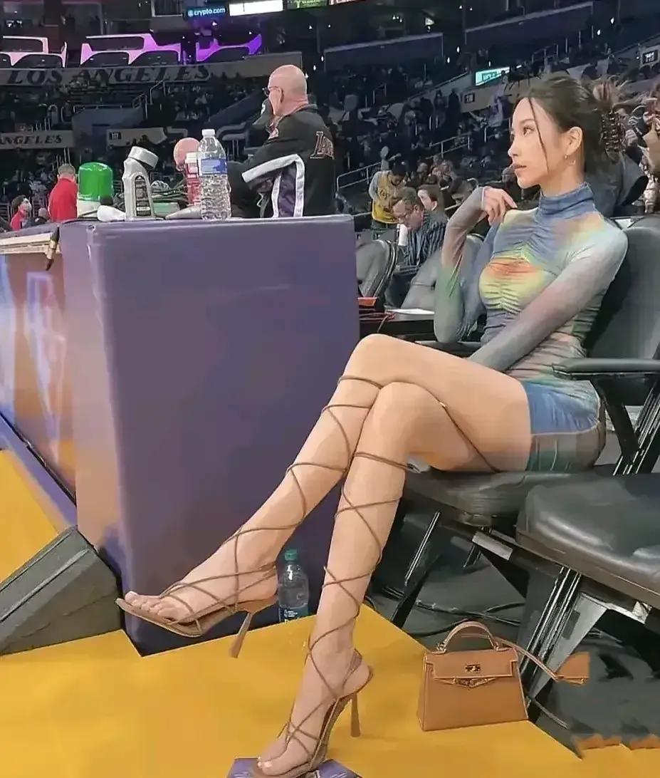 这位华裔女子是谁？每一次都是坐在前排观看NBA球赛，要知道，这个位置的票价可不低