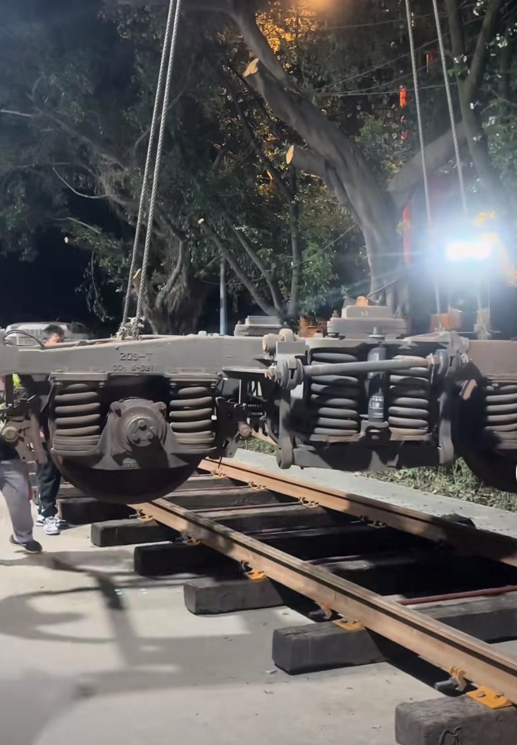 出轨上高速的绿皮火车后续！它又回归（轨）了！

原来这是运往成都某文创园作为打卡