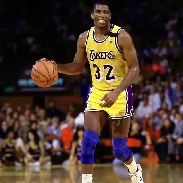 NBA 洛杉矶湖人队史最强阵容控球后卫：埃尔文·约翰逊场均数据：19.5分7.2