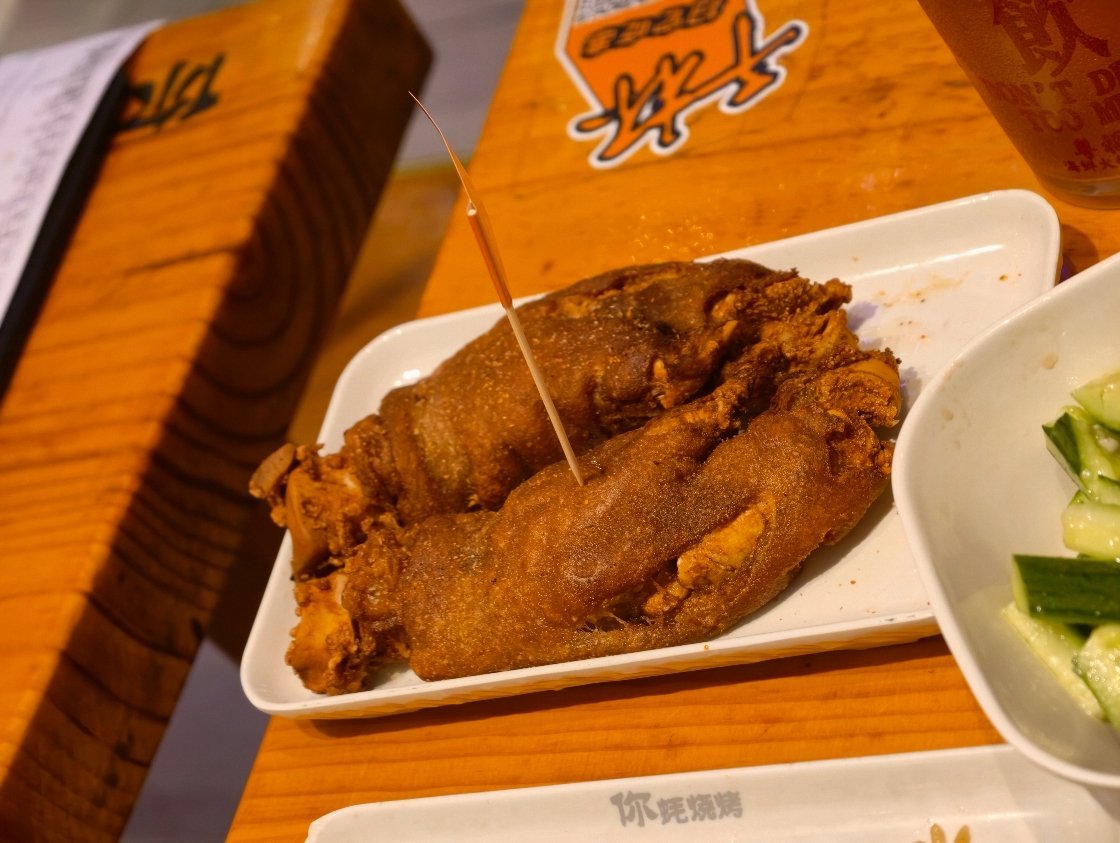 追星女的幸福！是追完星大吃一顿！今天的第一顿正儿八经的饭，三个人饿的能吞下一头牛