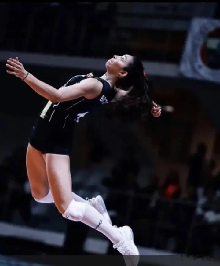 就凭这个动作，说吴梦洁是小朱婷，没有说错。这个动作要领和过程：起跳时收腿，下落时