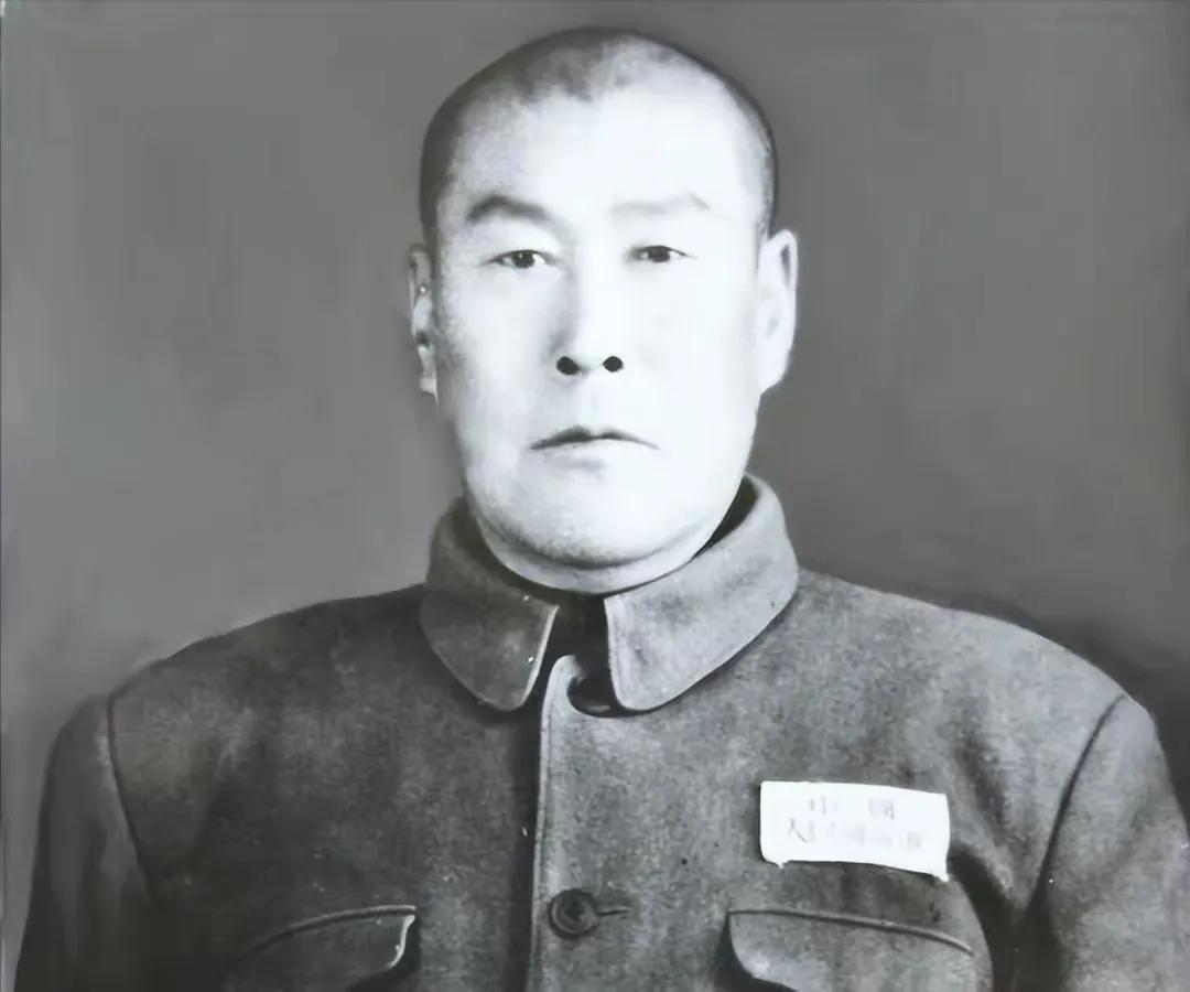 那天，八路军女战士刚睡着。突然，游击队长悄悄潜入她的房间并掀开了被子，当看到女战