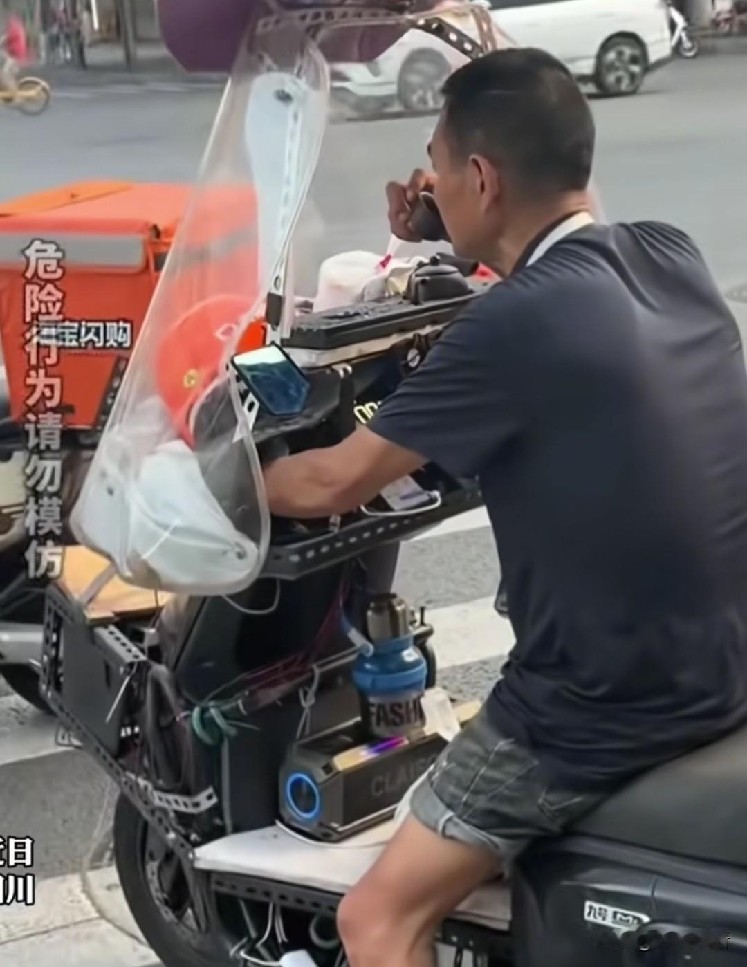 不愧是成都，安逸氛围刻进骨子里！近日，四川成都，骑车男子在路口等红灯的空档，别的