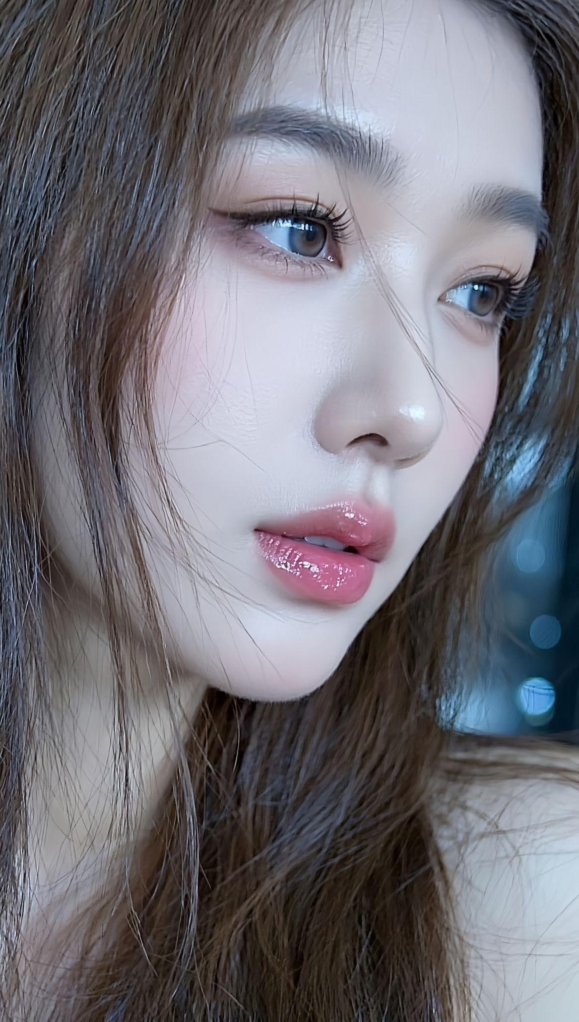 温柔眼波，红唇轻启，少女心满满💕