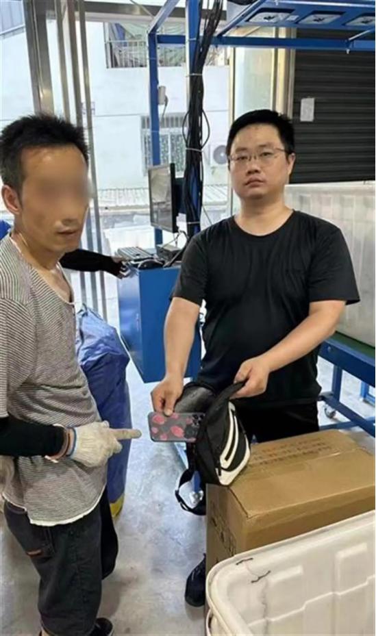 太猖狂了！湖北武汉，深夜一女子正在洗澡，男子见其家中灯光亮起，于是便来到女子的家