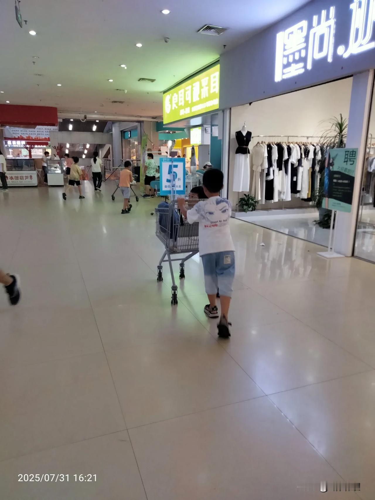 我是一名超市员工，今天听到一件不可思意的事情，我们店的两个女副总打起来了，也不知