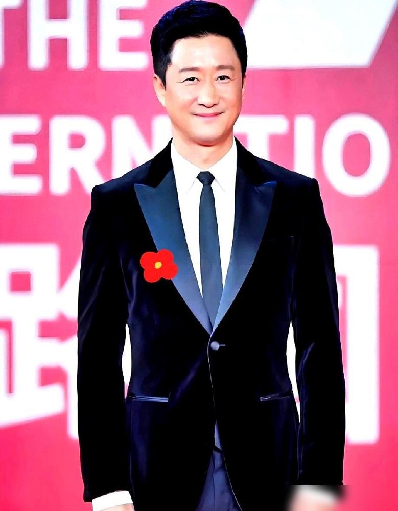 吴京这回是铁了心要跟流量划清界限，陈丽君在海报上被挤得快找不着人。

名字生生掉