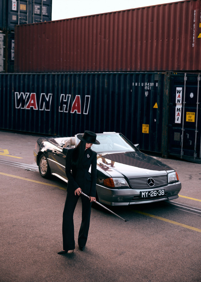 周洁琼晒临江仙剧组合照周洁琼尖叫之夜合照 周洁琼晒临江仙剧组合照，谁懂这个周洁琼