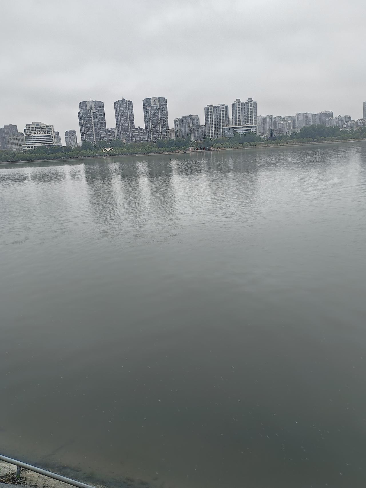 上联：月落西山大地暗；

这是一句描写自然景象的诗句，意境静谧，表现了月亮落下后