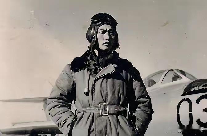 1945年秋，日本空军大队300多人被八路军俘虏，一个少佐大胆指着伍修权腰间：“