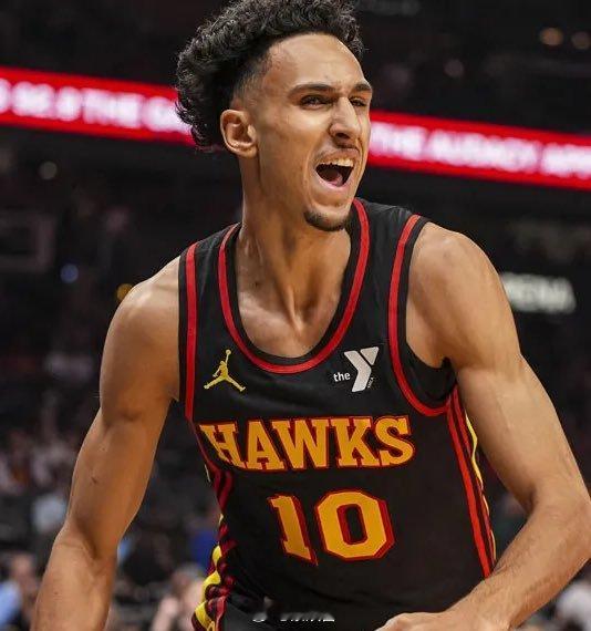 老鹰和独行侠的交易谈判在升温，ClutchPoints报道，前者为了得到浓眉，愿