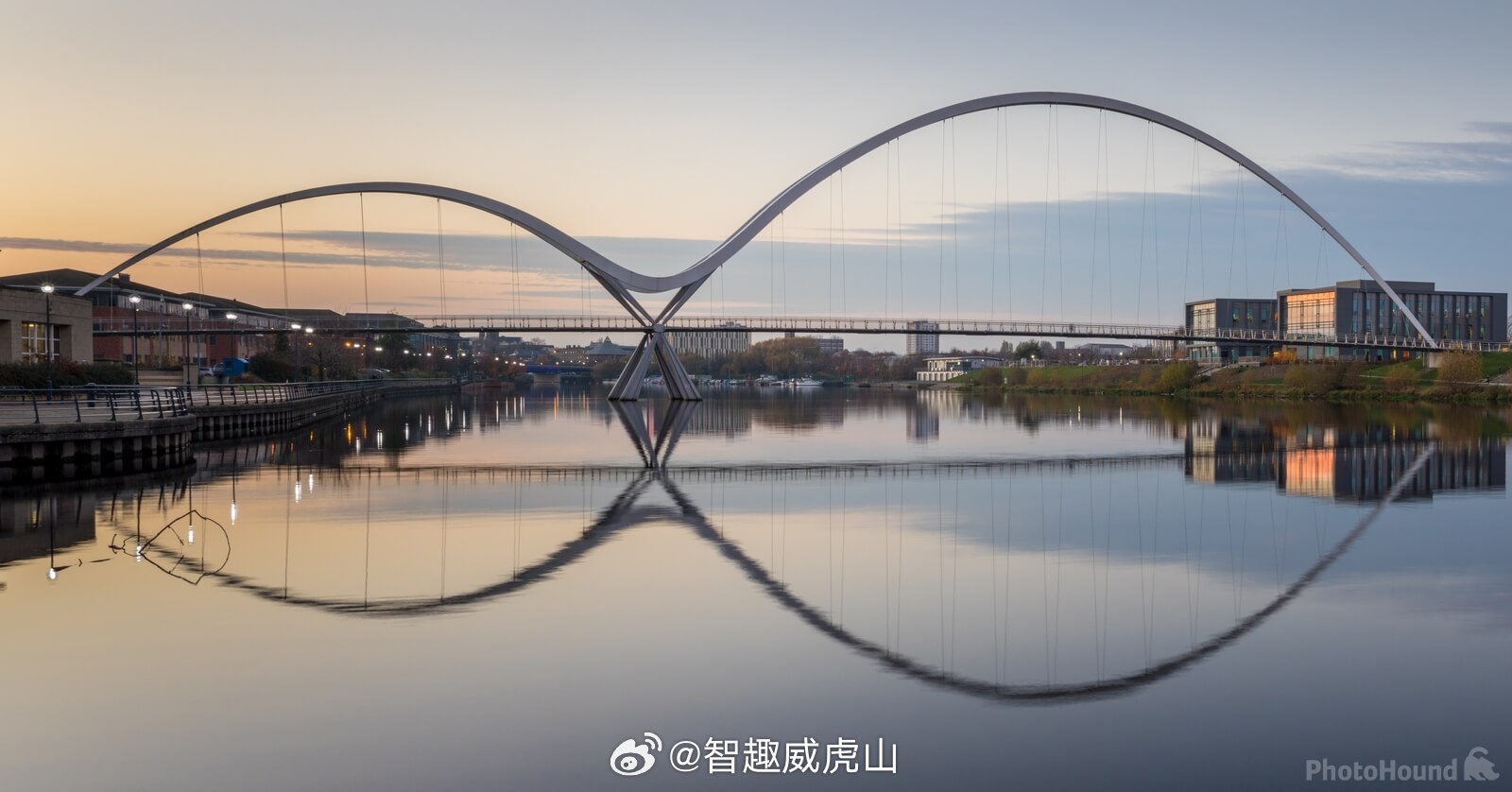 英格兰蒂斯河畔斯托克顿的无限桥，将这种无边的惊奇化为现实。这座线条流畅的人行桥以
