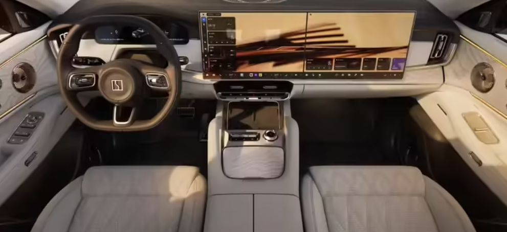 极氪 8X 内饰也公布了：中控 + 副驾双联屏、前排双杯架、无线充电、吸顶屏。。