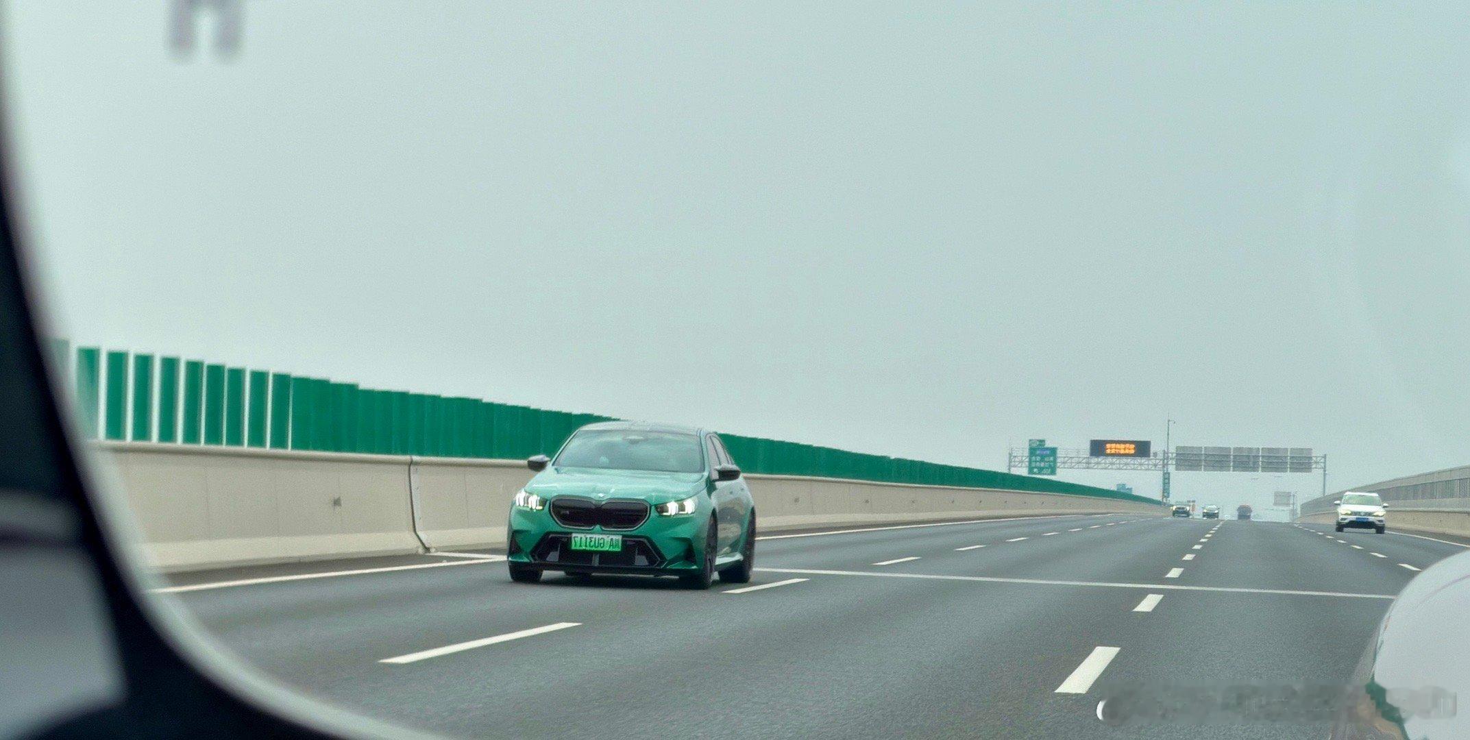 巴伐拉亚大秤砣-宝马M5，绿牌和曼岛绿的颜色还是挺适配的，从后视镜看上去压迫感还