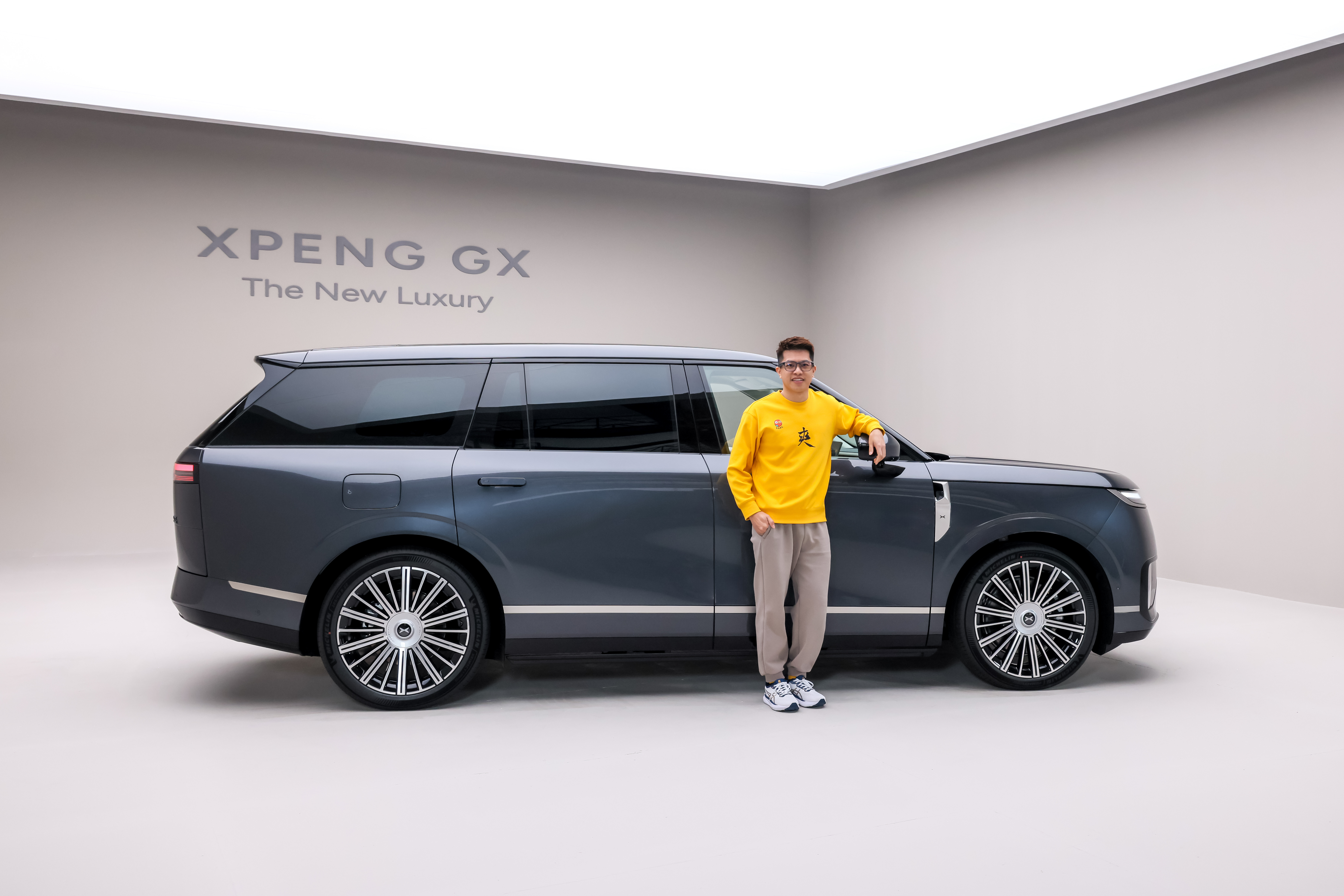 小鹏 GX，揽胜的气场，顶级的配置，同时又非常的居家实用。同时能做到这几点的，好