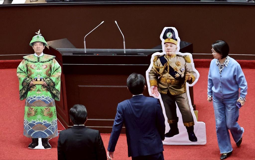 赖清德拒不出席弹劾说明会，两张人形立牌成焦点！

昨天（20日）赖府回函韩国瑜，