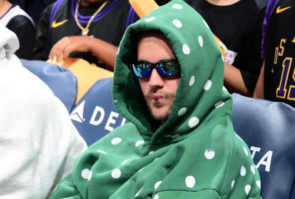 NBA常规赛，洛杉矶湖人主场对阵奥兰多魔术。此役，欧美流行乐坛巨星贾斯汀·比伯现