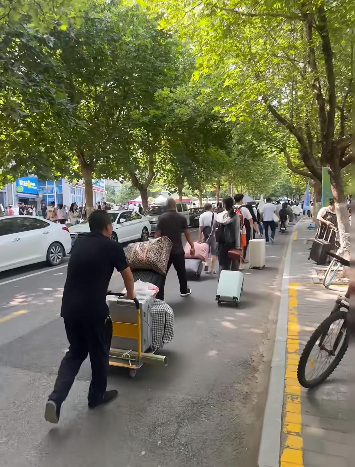 大一新生即将踏入校园，不少容易被忽略的现实问题，已经悄悄显露出来。不少全家出动送
