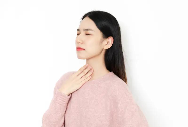 我说说我的经验：首先要多喝温水，也可以煮一些梨水，泡点麦冬喝缓解一下，还是挺舒服