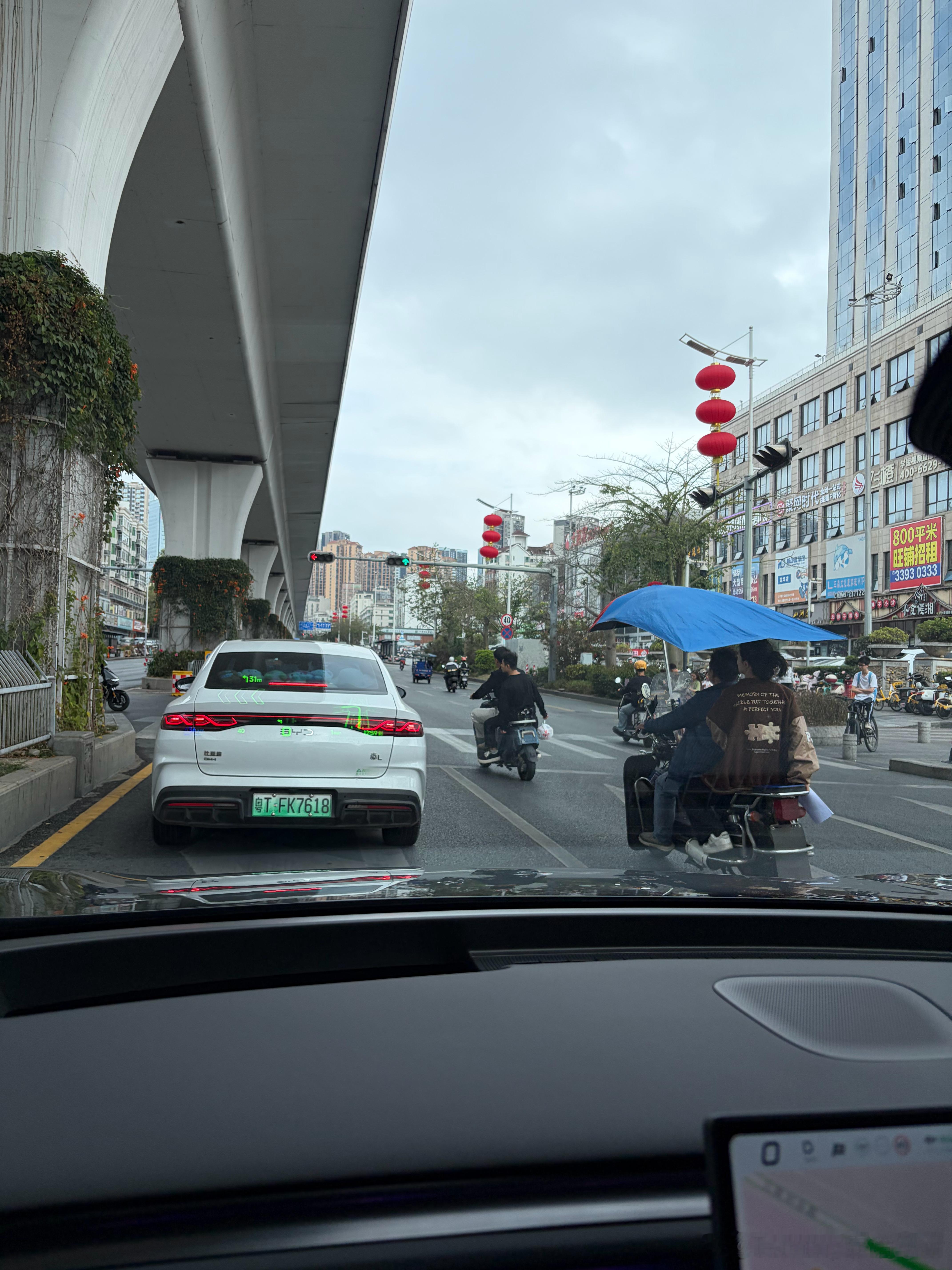 这种摩托车雨伞第一次见是不是骑快了就挡不住雨 
