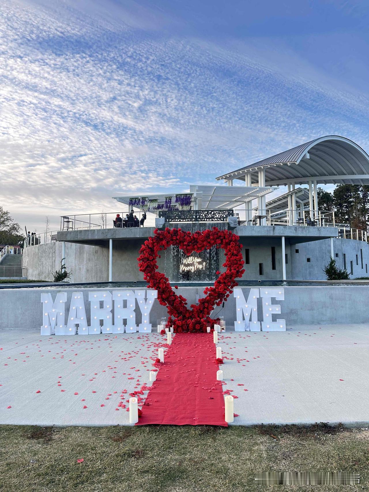 我每天傍晚都和老伴到这个城市广场来走路，
今天是周末，这里相对平时人就多一些，自