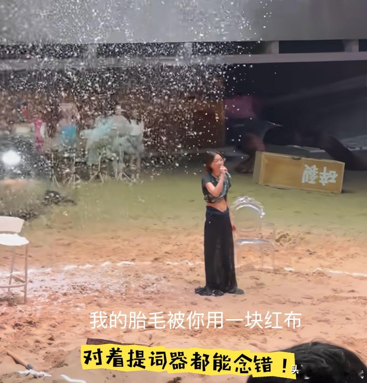 被周冬雨这段舞蹈雷到了，我说话难听，这不就是一根豆芽菜在蠕动吗，毫无美感。她是要