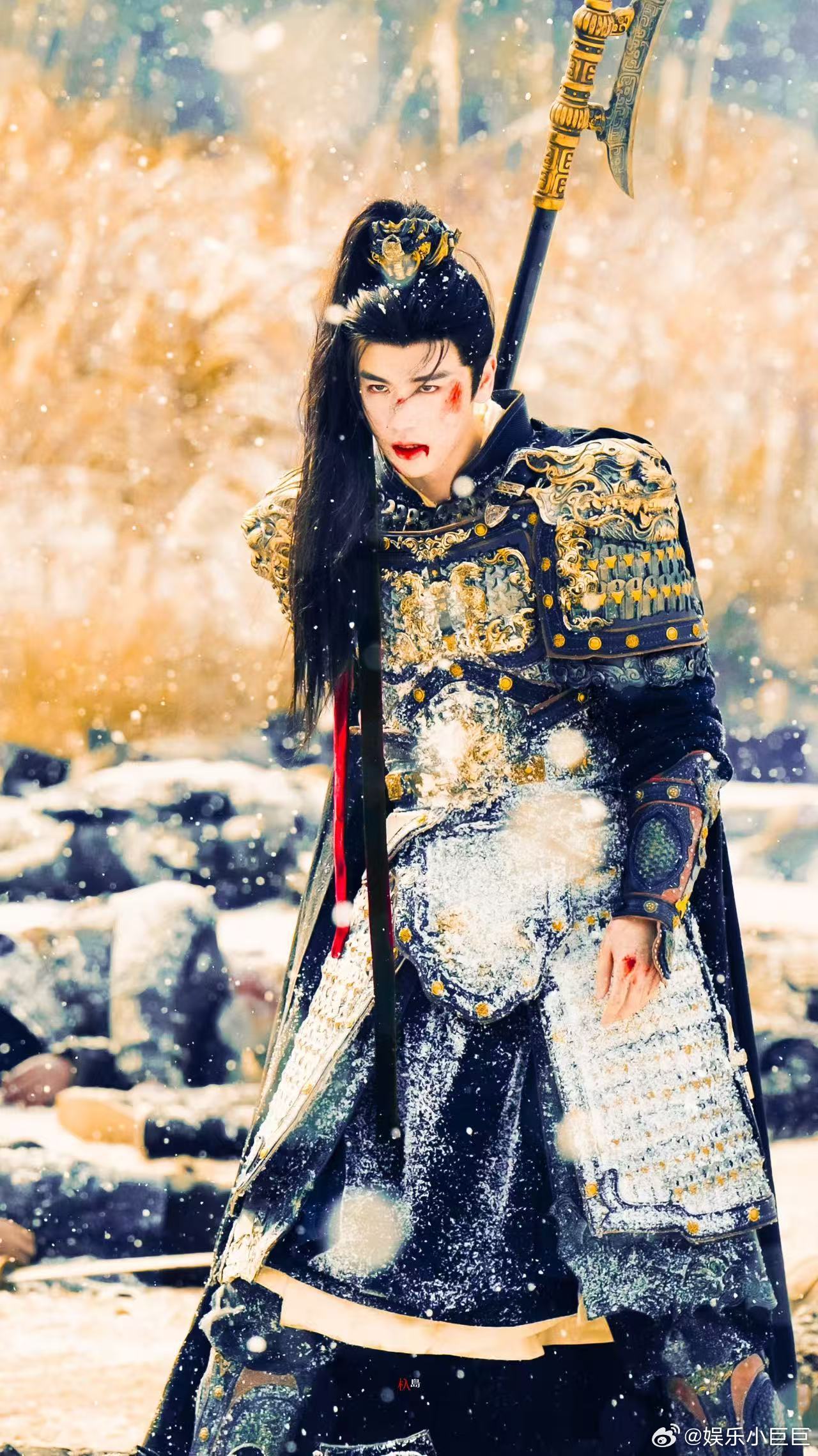 张凌赫一出场就对味了 张凌赫一出现全场焦点没错了！身形仪态都好绝，眼神温柔又有力