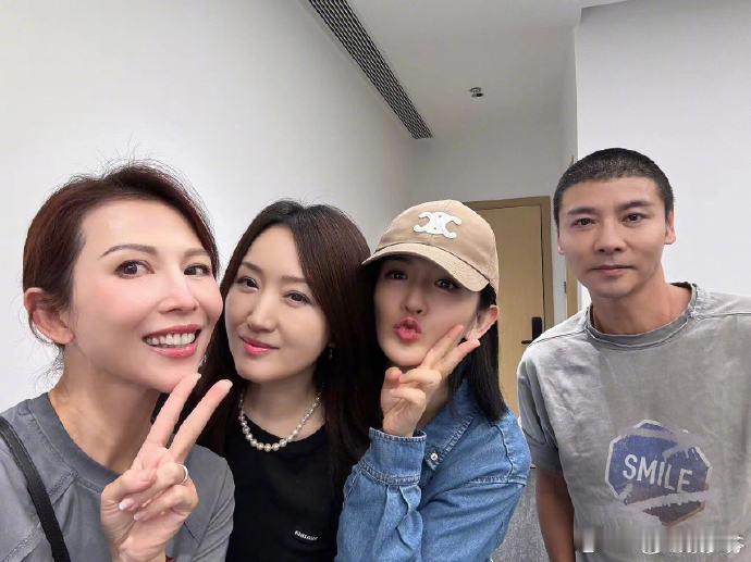 #谢娜蔡少芬杨钰莹合照#个个都是大美女，论保养也是一个比一个还要厉害。#谢娜蔡少