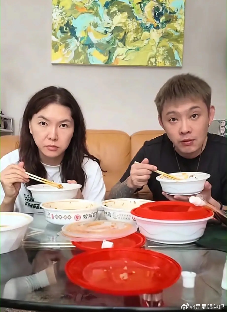 宝石老舅的老婆晒他们一家三口的合照，两人的儿子都12岁了，一头小卷发很有个性，眼